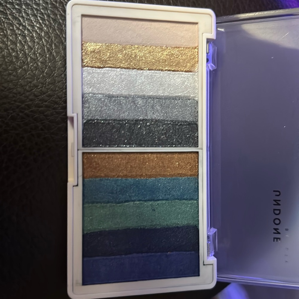 Undone Beauty charter eye palette Smoke color Designed n Distributed by tru